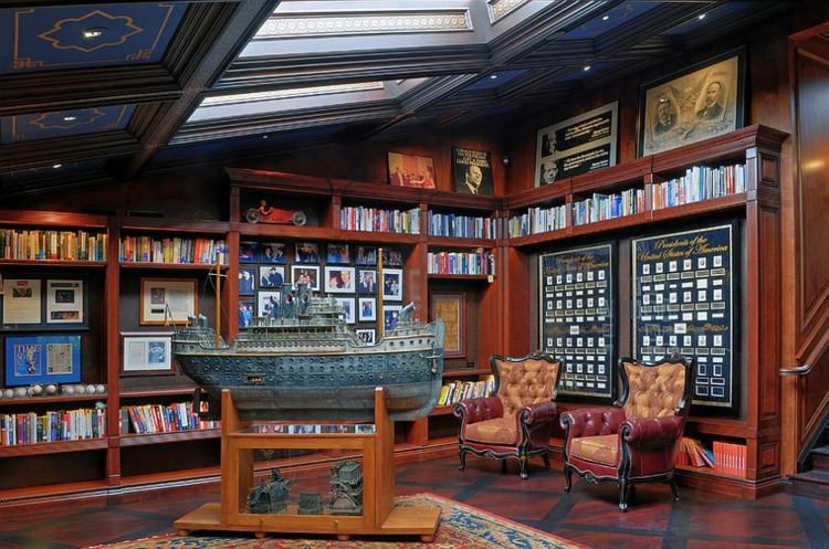 svetlá domáca kancelária knižnica knihy zariaďujúce vintage kreslá loď