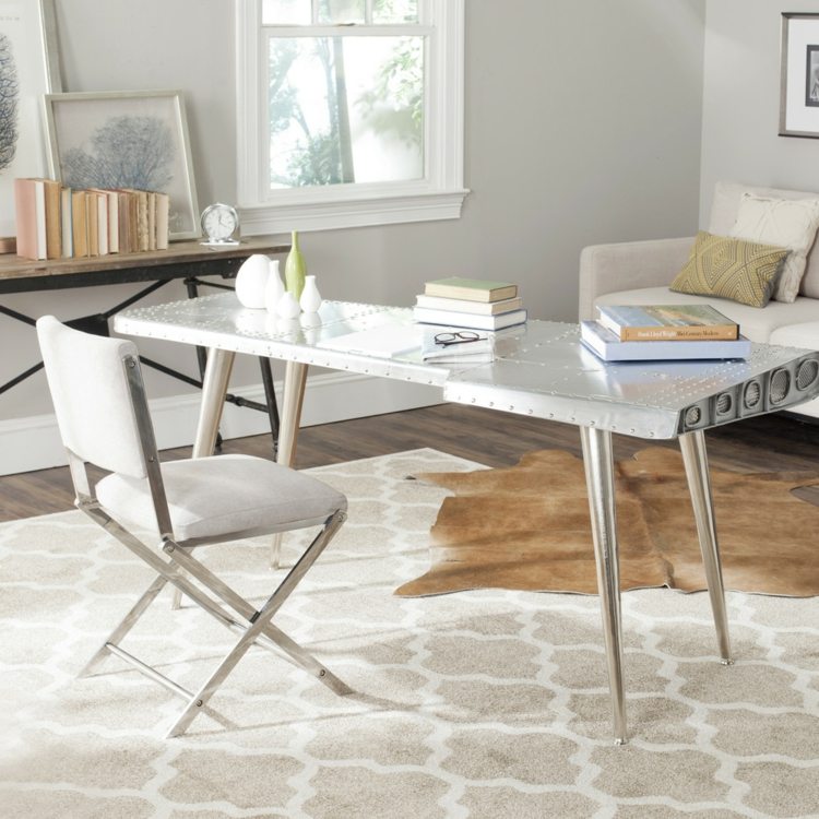 Kovový stôl pripomína krídlo lietadla stôl domáca kancelária kovový nábytok kancelársky interiér stolička čalúnenie biela