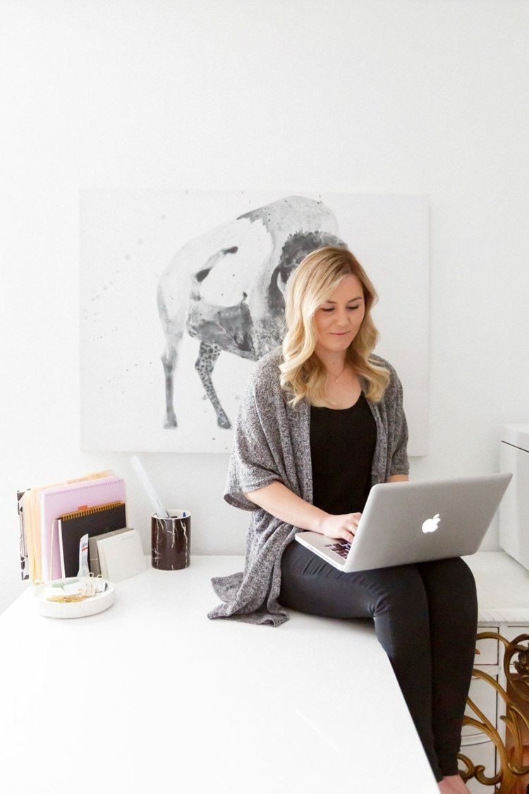 Dlhý sveter kombinuje čierne džínsy k pohodlnému oblečeniu žien