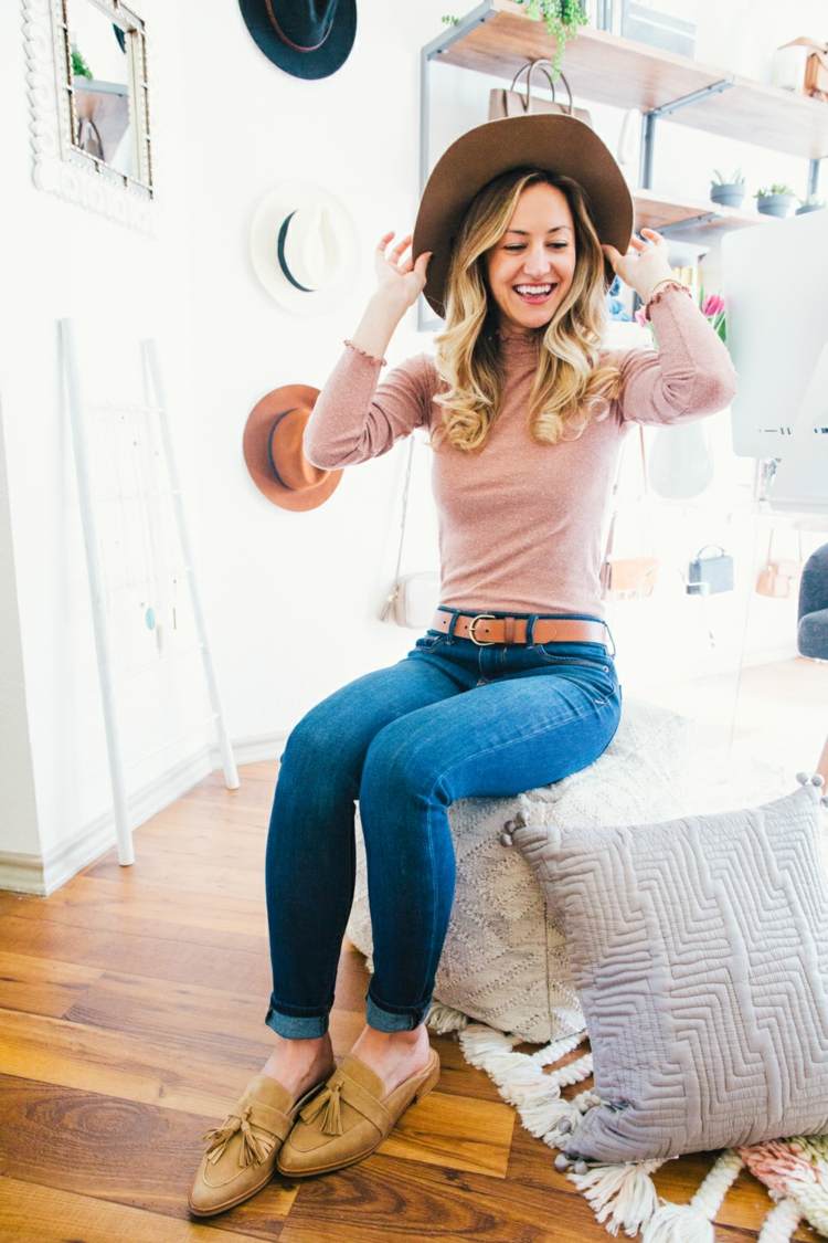 Nápady na outfit do domácej kancelárie, ženy kombinujú modré úzke rifle