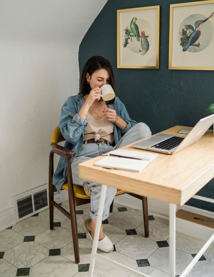 Nadrozmerná džínsová košeľa s džínsami pre mamu kombinuje outfity pre domácu kanceláriu