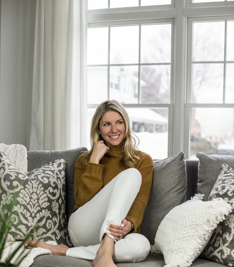 Biele džínsy kombinujú ženy z domáceho pracovného oblečenia