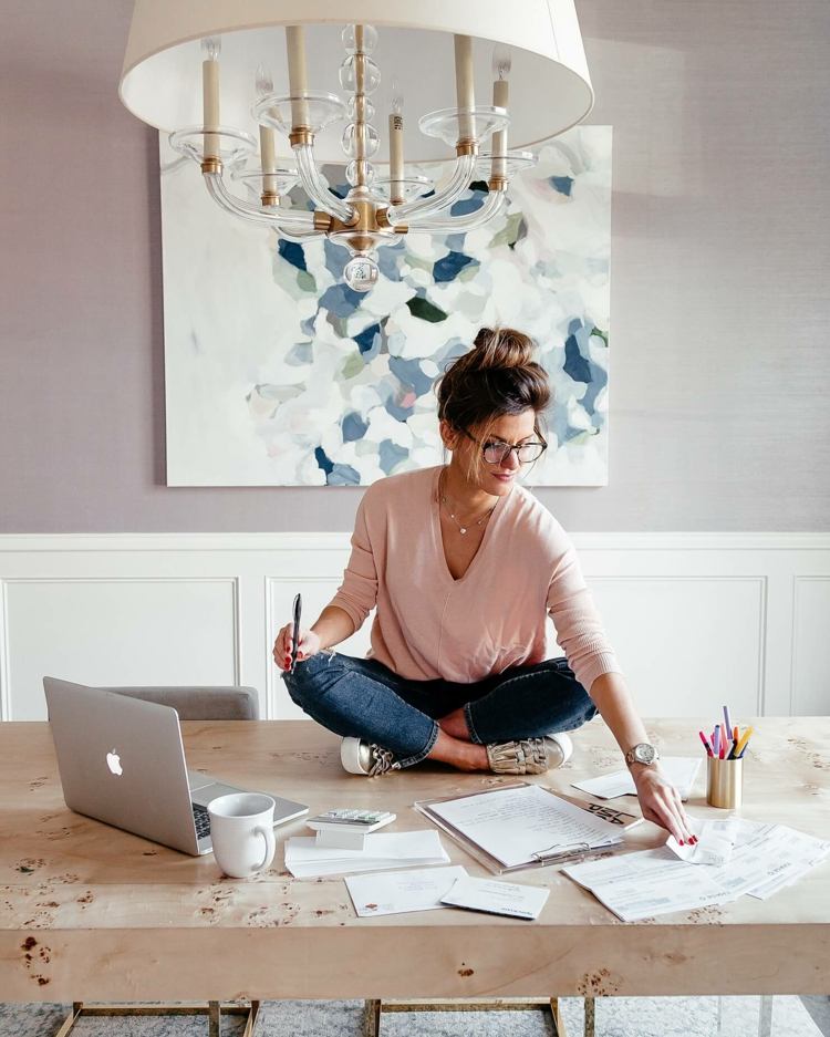 Rýchle aktualizácie Nápady na oblečenie pre domácu kanceláriu s dlhými vlasmi