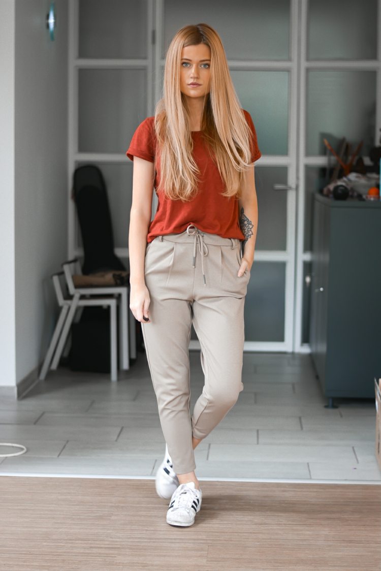 Skombinujte pohodlné oblečenie do domácnosti s chinos