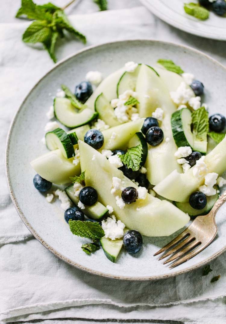 Medovicový melón recepty na šalát s fetou, mätou, uhorkou a čučoriedkami