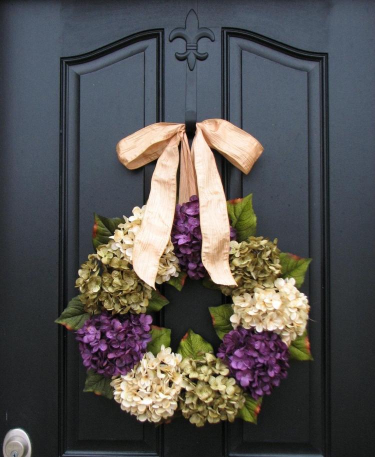 hortenzie-starostlivosť-dekorácia-nápady-kvety-veniec-dvere-bielo-fialovo-skvostné