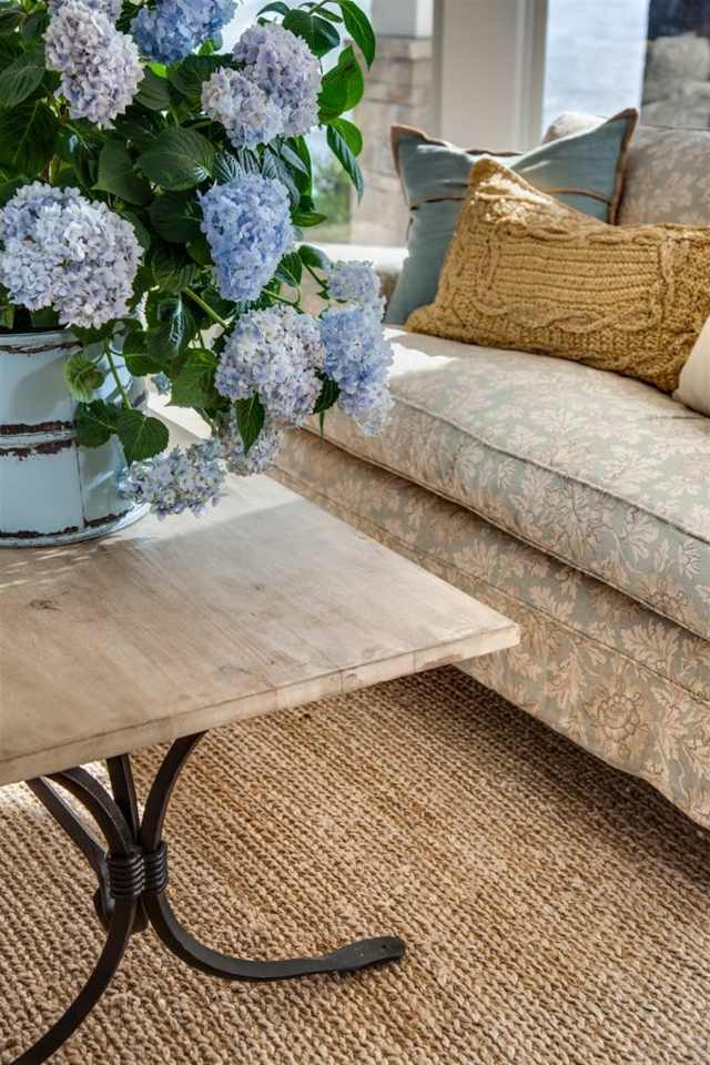 Ošumelá elegantná obývačka zariadená ľanovým kobercom