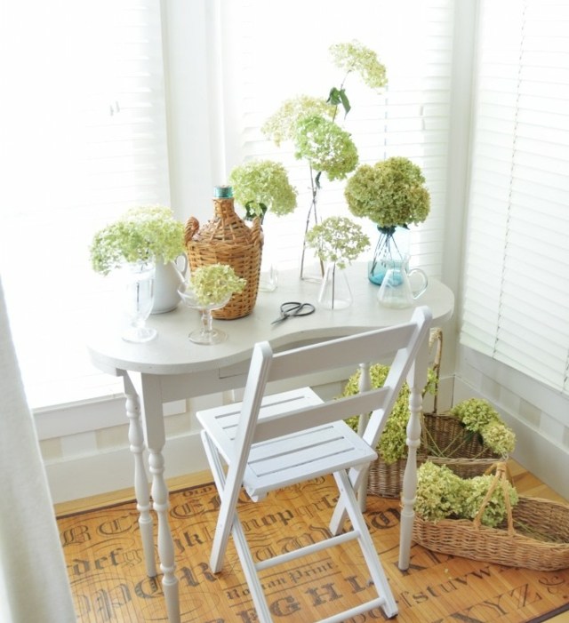 Podlaha malá izba nábytok vo vidieckom štýle originálna dekorácia