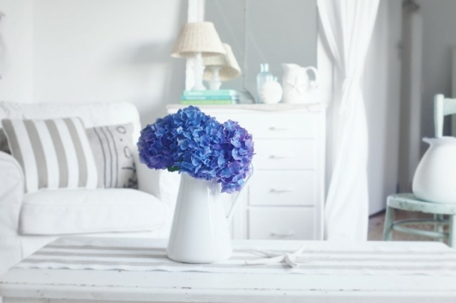 Domová záhrada zdobí štýlový originálny jarný stôl