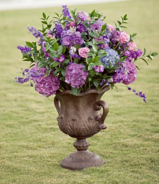 Kvetinové úpravy kvetináčov hortenzie aranžujú svadobné nápady