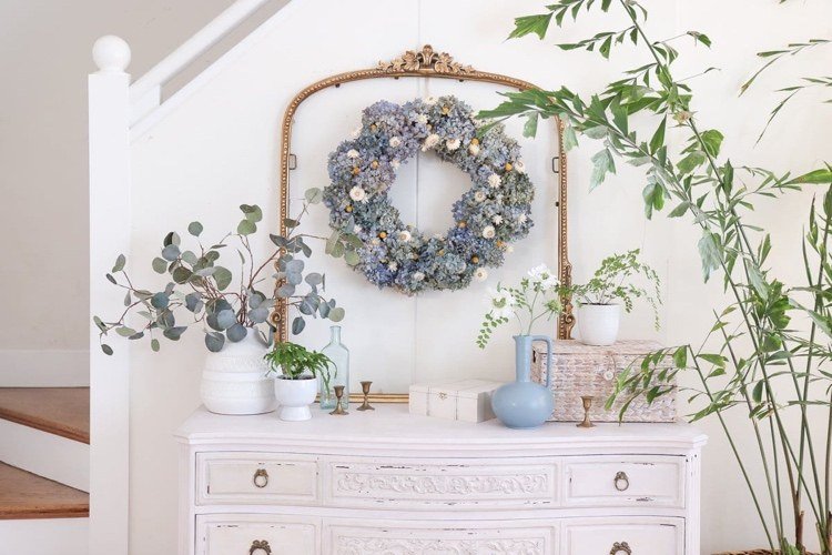 Hostensia veniec so sušenými hortenziami na chodbe v štýle shabby chic