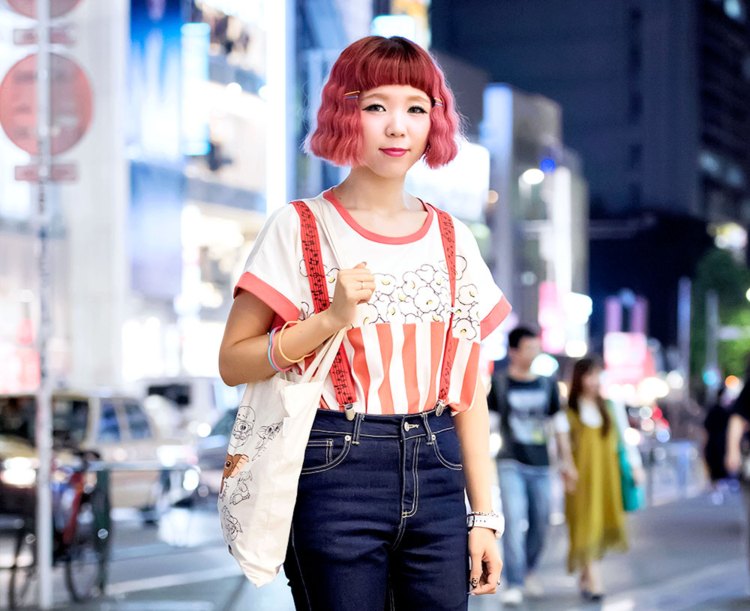 podväzkové dámske tričko s ružovou potlačou, tmavé rifle