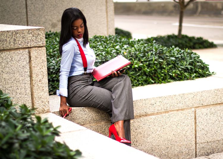 podväzky ženy červené topánky sivé nohavice