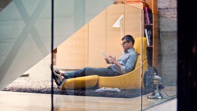 Dizajnová rozkladacia stolička Coalesse Hosu s relaxačnou a rozkladacou stoličkou