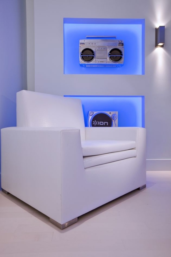 minimalistické kreslo hotelové apartmány-Las Vegas biele kreslo minimalizmus modré osvetlenie