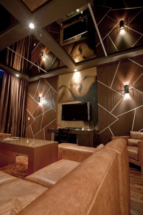 luxusný interiér hotela s hnedými stenami zaujímavá svetlá hotelová izba Gorilla Suite Hard Rock Hotel