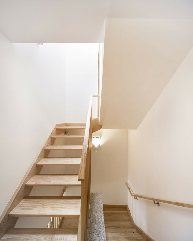 Drevené schodisko, boutique hotel, nápady na modernú výzdobu