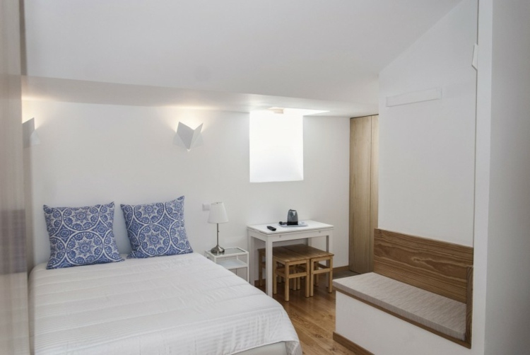 Interiér hotelovej izby Porto moderné biele steny