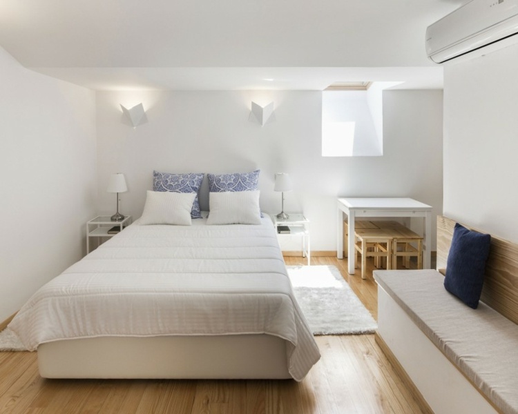 Moderná výzdoba hotelovej izby, puristický svetlík