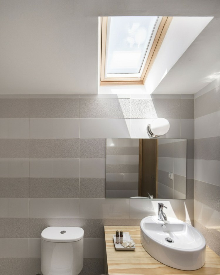 Pruhy v tvare kúpeľne svetlíky hotelovej izby v Porte