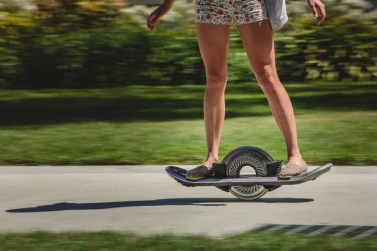 Hoverboard používajte na prácu aj voľný čas hoverboard dizajn jazdiť na bicykli mesto myšlienka futuristická