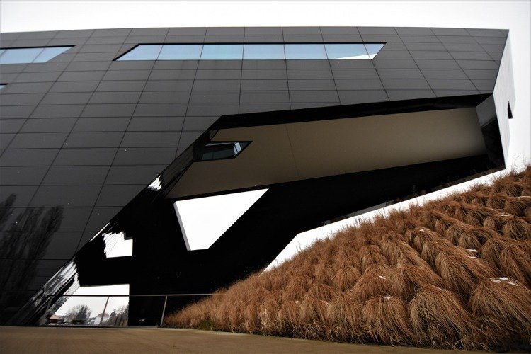 Fasádny plášť panelov HPL odolný voči poveternostným vplyvom, čierny