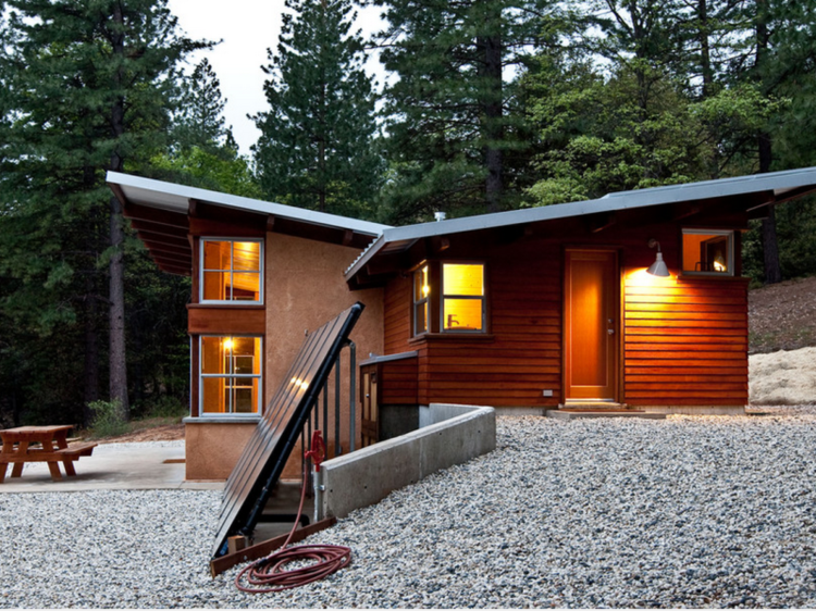 drevená chata kamienkový les príroda osvetlenie drevené dosky slnečná energia