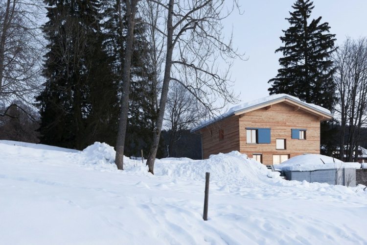 Chata sa nachádza v blízkosti lyžiarskeho svahu chata vyrobená z smrekovcového dreva, švajčiarsko, vlastnosť, stromy, záhradný dizajn