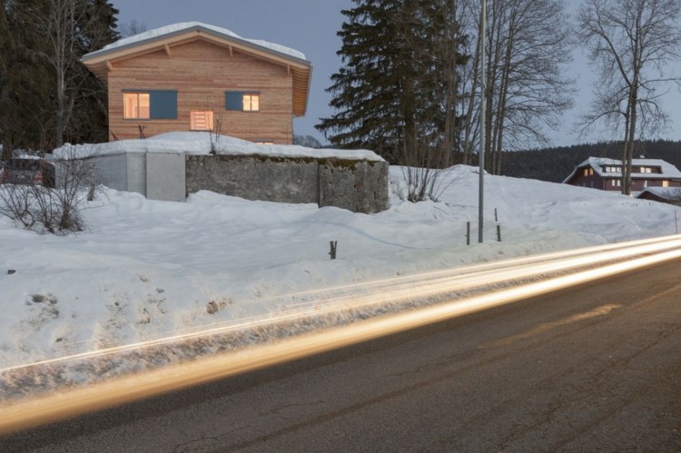 Chata je priamo na ceste chata laerchenholz vstup do ulice dizajn žalúzie moderná modrá