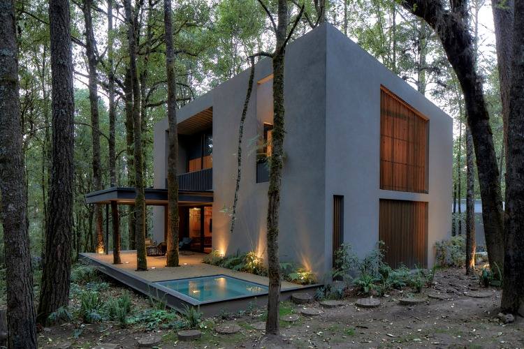 drevené lamely ako zásteny na ochranu osobných údajov a malý bazén v modernom lesnom dome zo sopečného kameňa a dreva