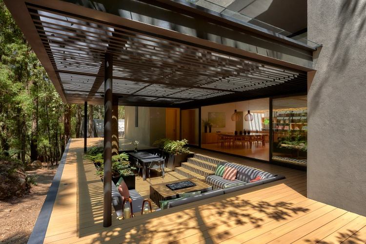 Ochrana pred slnkom prostredníctvom prístrešku vyrobeného z drevených lamiel na vonkajšej terase