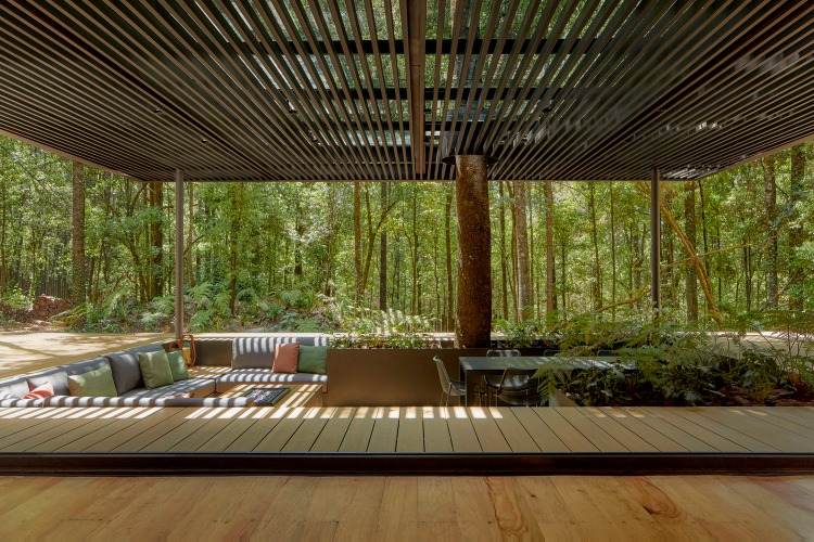 Zatiente lamely nad útulným patiom v lese