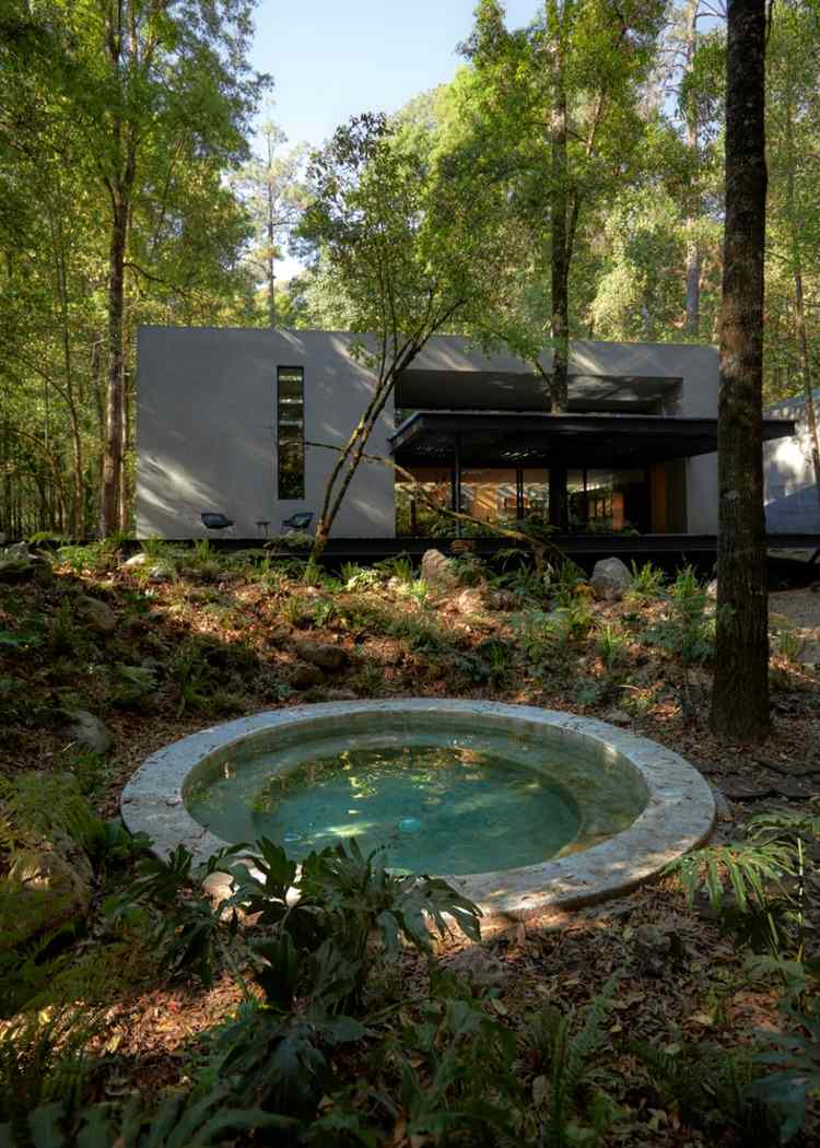 okrúhly bazén patriaci do zbierky chát v lese