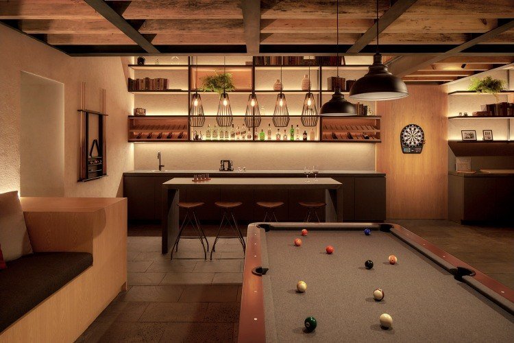 Biliardový stôl a šípky v zábavnej miestnosti prázdninového domu