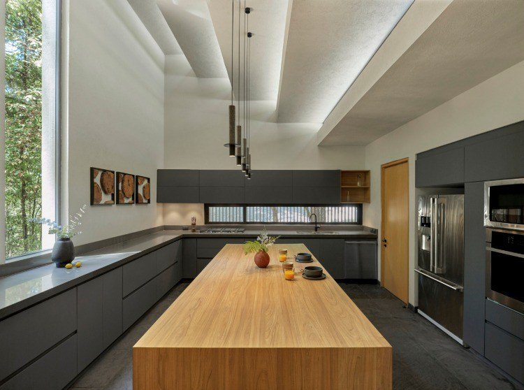 priestranná kuchyňa s modernými spotrebičmi a kuchynským ostrovčekom v strede