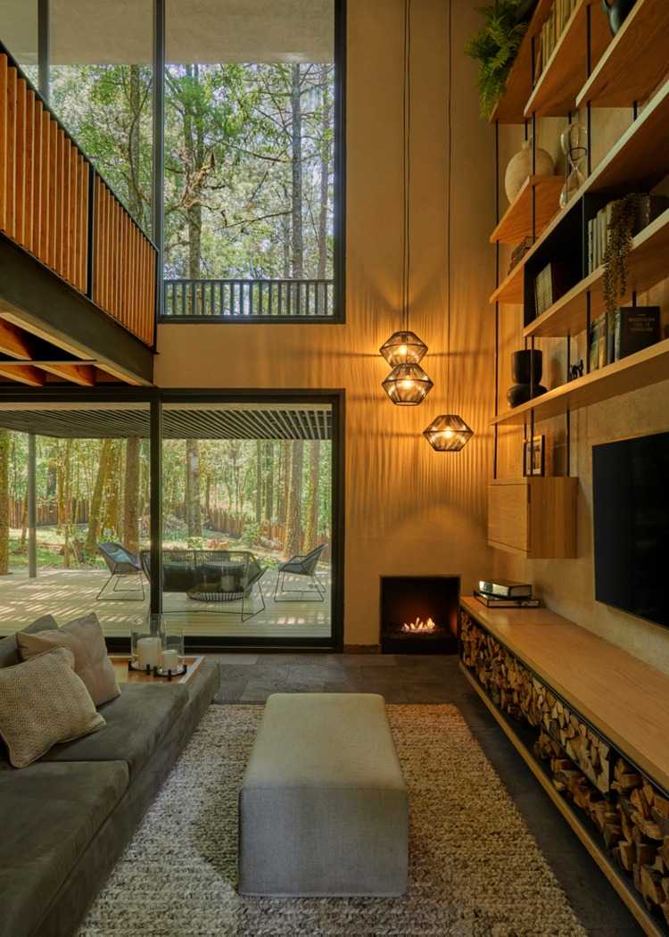 veľké okná a závesné žiarovky poskytujú moderný interiér s dostatkom svetla