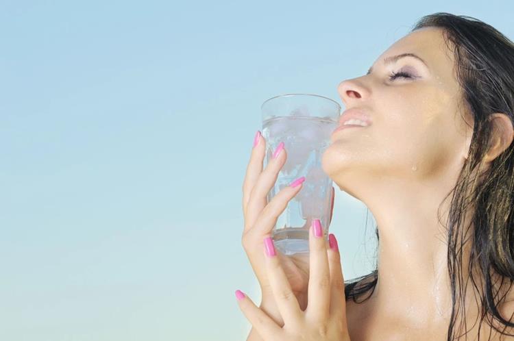 Použite chladenie na zmiernenie tepelných pupienkov a vyhnite sa slnku