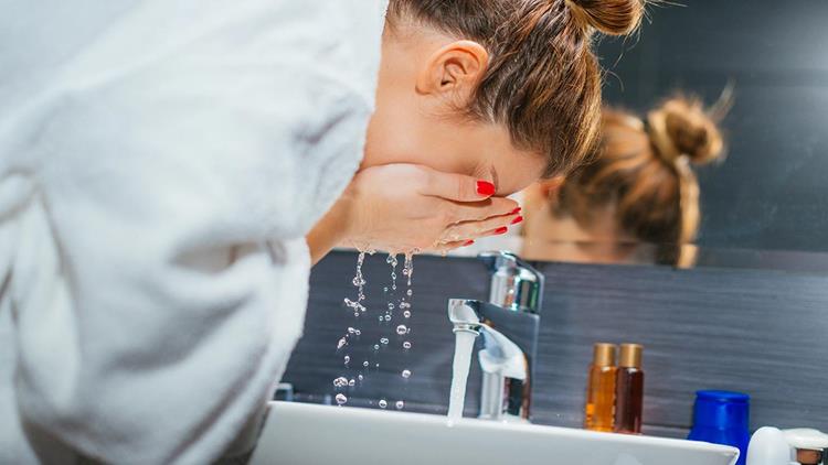 Ochlaďte si tvár studenou vodou, aby ste zmiernili svrbenie z teplých pupienkov