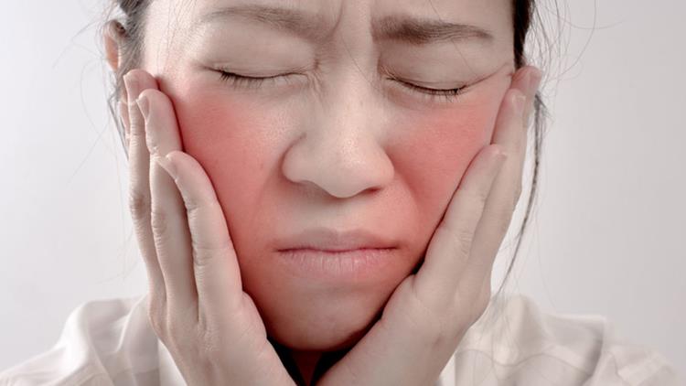 Červené škvrny na tvári po alkohole sú v najhoršom prípade alkoholovou intoleranciou