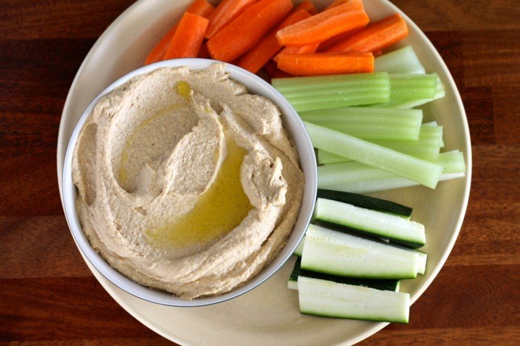 urobte si vlastnú hummusovú dipovú zeleninu mrkvu zelerové uhorky