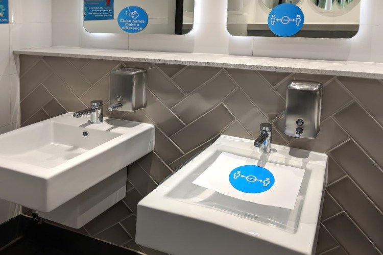 sociálna vzdialenosť vo verejných priestoroch ako jedno z opatrení proti sars cov 2