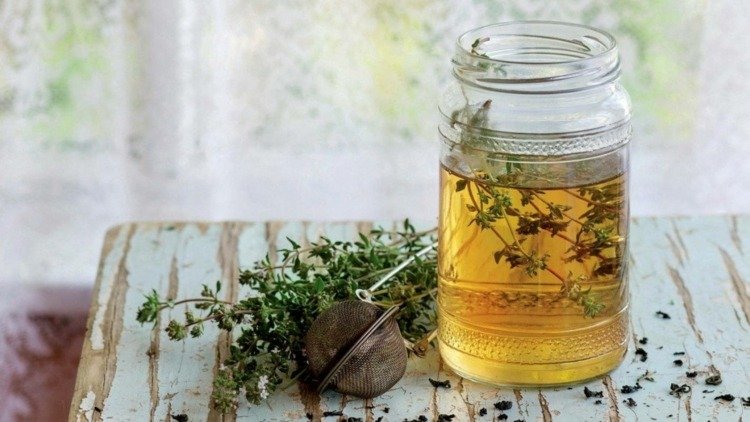 Vyrobte si vlastný sirup proti kašľu s tymianom a šalviou