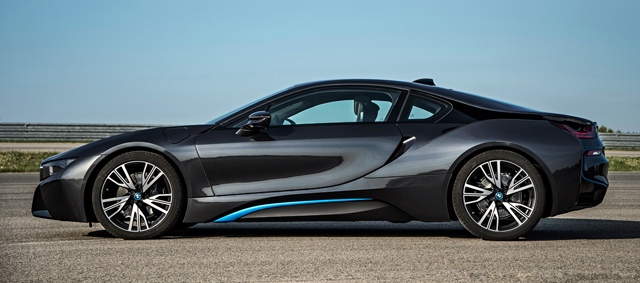 Hybridný športovec BMW i8 2014 vypredaný bočný pohľad