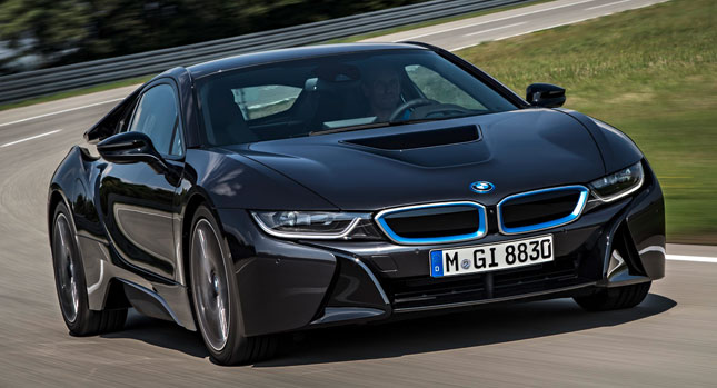 Pohľad spredu na hybridný športiak BMW i8 2014