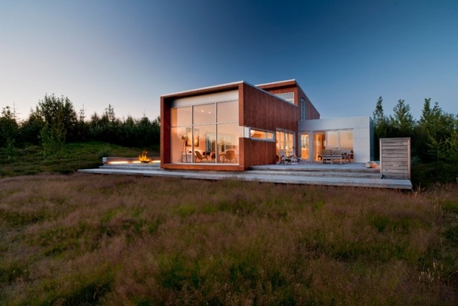 Ekologický dom pasívna presklená predná plochá strecha drevený fasádny obklad drevená paluba