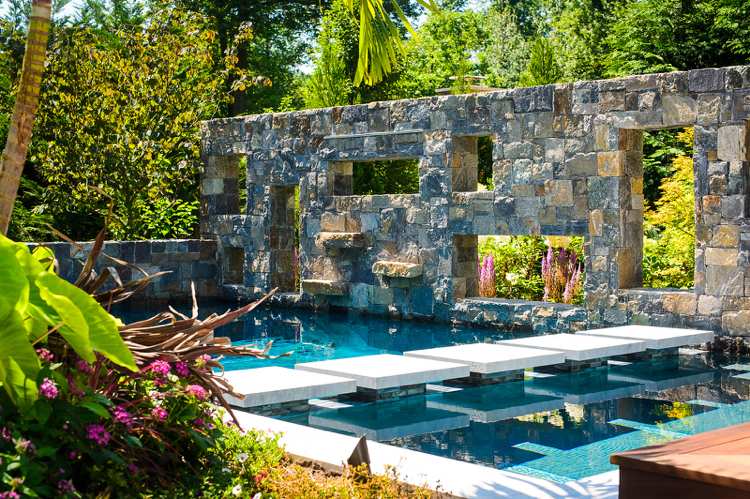 Nápad na dizajn záhradného jazierka - stupňovité platne - kamenný stĺp - štvorec