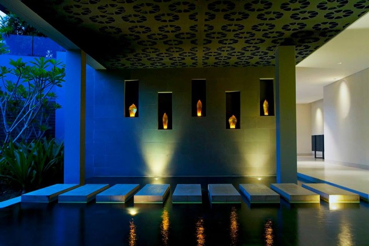 idea-záhradný-rybník-dizajn-plávajúce-nášľapné-dosky-betónové-osvetlenie-nižšie