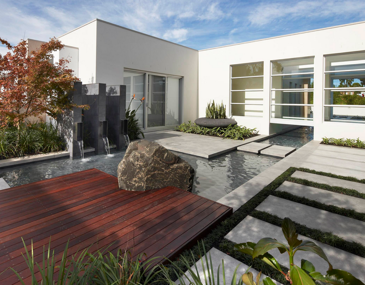 idea-záhrada-jazierko-dizajn-vodný prvok-drevo-terasa-kameň-betón-stupňové platne