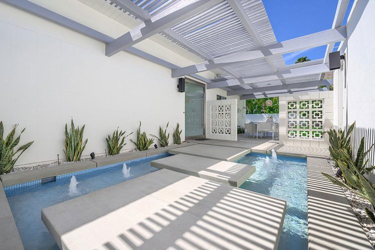 dosky s plávajúcim stupňom-betón-bazén-fontána-drevená lamelová krytina