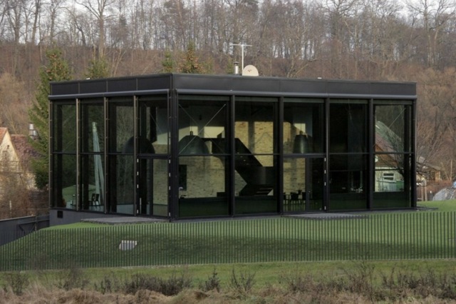 Renovácia starého kamenného domu kovový sklenený plot Renovácia starej budovy, kovový sklenený plot, podlaha, trávnik